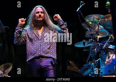 Jon Davison se produit avec Yes le 14 août 2024 à Hollywood, en Floride. La performance était la soirée d'ouverture de leur tournée estivale avec Deep Purple. (Photo de Geoffrey Clowes/Sipa USA) Banque D'Images