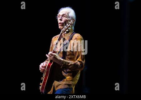 Steve Howe se produit avec Yes le 14 août 2024 à Hollywood, en Floride. La performance était la soirée d'ouverture de leur tournée estivale avec Deep Purple. (Photo de Geoffrey Clowes/Sipa USA) Banque D'Images