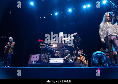 Steve Howe, Geoff Downes et Jon Davison jouent avec Yes le 14 août 2024 à Hollywood, en Floride. La performance était la soirée d'ouverture de leur tournée estivale avec Deep Purple. (Photo de Geoffrey Clowes/Sipa USA) Banque D'Images