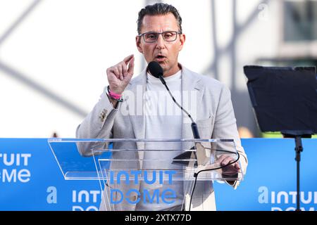 INGLEWOOD, LOS ANGELES, CALIFORNIE, États-Unis - 15 AOÛT : le PDG d'Intuit Sasan K. Goodarzi prend la parole sur scène lors de l'Intuit Dome Grand Opening - cérémonie de découpe du ruban et tapis rouge qui s'est tenue à l'Intuit Dome le 15 août 2024 à Inglewood, Los Angeles, Californie, États-Unis. (Photo de Xavier Collin/image Press Agency) Banque D'Images