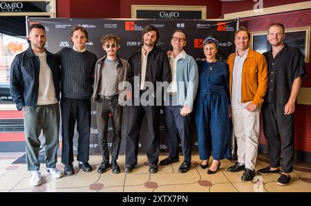 Cameo Cinema, Édimbourg, Écosse, Royaume-Uni, 16 août 2024. Événement d'ouverture au Festival international du film d'Édimbourg : événement d'ouverture pour le film Lillies Not for Me. Sur la photo : Fionn O'Shea (acteur) et Will Sheffield (réalisateur/cinéaste) au centre avec d'autres membres de la distribution et de l'équipe. Crédit : Sally Anderson/Alamy Live News Banque D'Images