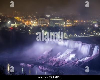 Les chutes du Niagara éclairées la nuit vu du côté canadien Banque D'Images