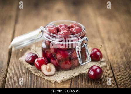Les cerises confites sur un arrière-plan vintage comme détaillé close-up shot, selective focus Banque D'Images