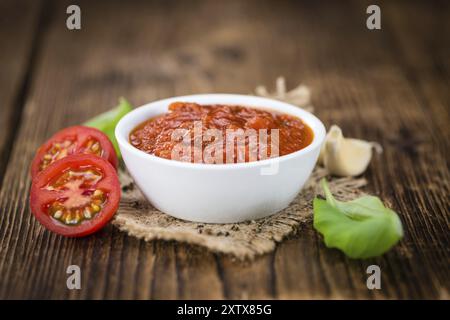 Sauce pour pâtes fraîches faites (tomate goût) sur un arrière-plan vintage (gros plan) Banque D'Images