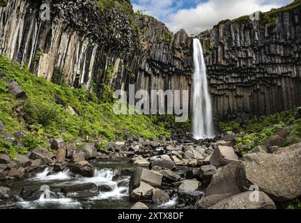 Chute d'eau Hundafoss (sur le chemin de la chute d'eau de Svartifoss) dans le parc national de Skaftafell, dans le sud de l'Islande Banque D'Images