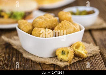 Chili Cheese Nuggets sur un arrière-plan vintage comme détaillé close-up shot (selective focus) Banque D'Images