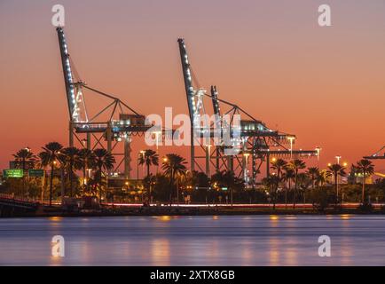 Coucher de soleil rouge sang au port de Miami Banque D'Images