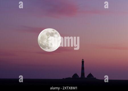 Le phare de Westerhever avec pleine lune, Westerhever, Schleswig-Holstein, République fédérale d'Allemagne Banque D'Images