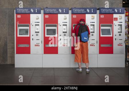 Client ferroviaire achète un billet à la billetterie, Wuerzbourg, basse-Franconie, Bavière, Allemagne, Europe Banque D'Images