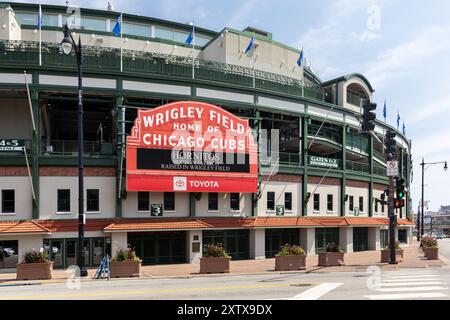 Le stade extérieur du stade Wrigley Field des Chicago Cubss' Wrigley Field de la Major League Baseball, dans le quartier de Wrigleyville, à Chicago. Banque D'Images