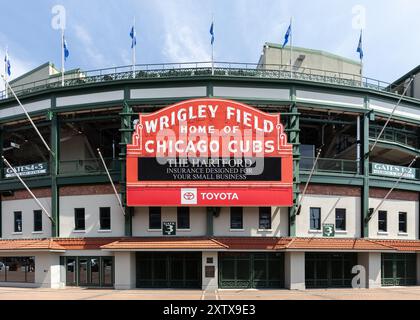 Le stade extérieur du stade Wrigley Field des Chicago Cubss' Wrigley Field de la Major League Baseball, dans le quartier de Wrigleyville, à Chicago. Banque D'Images