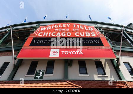 Le stade extérieur du stade Wrigley Field des Chicago Cubss' Wrigley Field de la Major League Baseball, dans le quartier de Wrigleyville, à Chicago. Banque D'Images