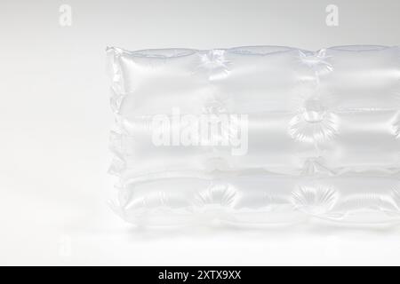 Gros plan emballage d'air translucide en plastique, emballage translucide en plastique avec coussin d'air. Airbag gonflable isolé sur fond blanc. Banque D'Images