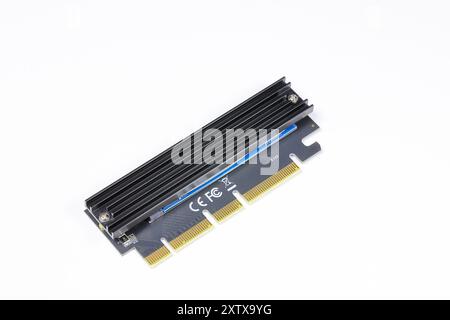 Adaptateur de contrôleur de stockage M2 NVME vers carte PCIe X16 avec stockage NVMe sous dissipateur de chaleur isolé sur fond blanc. Banque D'Images