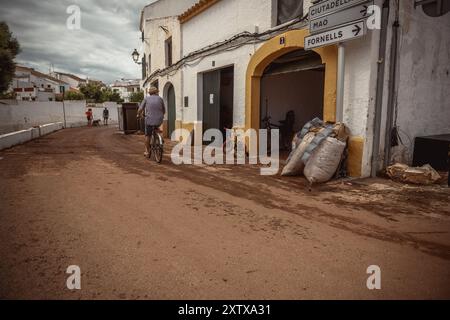 Es Mercadal, Espagne. 16 août 2024. Les résidents, les services d'urgence et les équipages routiers tentent de rétablir l'ordre et de réparer les dégâts causés par les fortes pluies et les tempêtes de la DANA (un système isolé de basse pression à niveaux élevés). La zone du centre de Minorque cherche à être déclarée zone catastrophe afin d'obtenir une aide gouvernementale. Crédit : Matthias Oesterle/Alamy Live News Banque D'Images