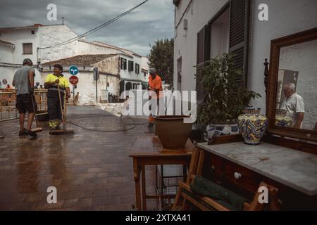 Es Mercadal, Espagne. 16 août 2024. Les résidents, les services d'urgence et les équipages routiers tentent de rétablir l'ordre et de réparer les dégâts causés par les fortes pluies et les tempêtes de la DANA (un système isolé de basse pression à niveaux élevés). La zone du centre de Minorque cherche à être déclarée zone catastrophe afin d'obtenir une aide gouvernementale. Crédit : Matthias Oesterle/Alamy Live News Banque D'Images