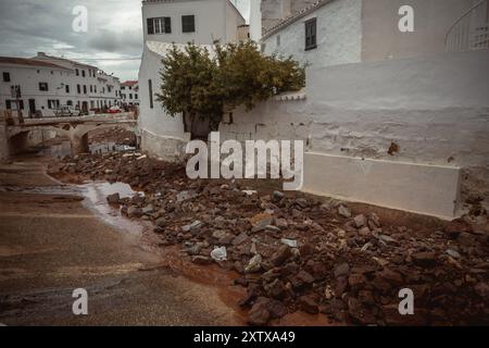 Es Mercadal, Espagne. 16 août 2024. Les résidents, les services d'urgence et les équipages routiers tentent de rétablir l'ordre et de réparer les dégâts causés par les fortes pluies et les tempêtes de la DANA (un système isolé de basse pression à niveaux élevés). La zone du centre de Minorque cherche à être déclarée zone catastrophe afin d'obtenir une aide gouvernementale. Crédit : Matthias Oesterle/Alamy Live News Banque D'Images