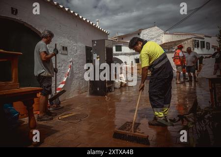 Es Mercadal, Espagne. 16 août 2024. Les résidents, les services d'urgence et les équipages routiers tentent de rétablir l'ordre et de réparer les dégâts causés par les fortes pluies et les tempêtes de la DANA (un système isolé de basse pression à niveaux élevés). La zone du centre de Minorque cherche à être déclarée zone catastrophe afin d'obtenir une aide gouvernementale. Crédit : Matthias Oesterle/Alamy Live News Banque D'Images