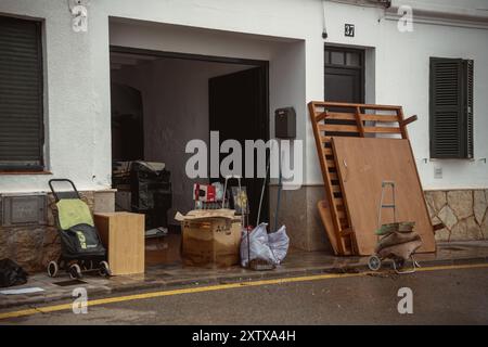 Es Mercadal, Espagne. 16 août 2024. Les résidents, les services d'urgence et les équipages routiers tentent de rétablir l'ordre et de réparer les dégâts causés par les fortes pluies et les tempêtes de la DANA (un système isolé de basse pression à niveaux élevés). La zone du centre de Minorque cherche à être déclarée zone catastrophe afin d'obtenir une aide gouvernementale. Crédit : Matthias Oesterle/Alamy Live News Banque D'Images