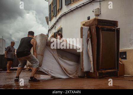 Es Mercadal, Espagne. 16 août 2024. Les résidents, les services d'urgence et les équipages routiers tentent de rétablir l'ordre et de réparer les dégâts causés par les fortes pluies et les tempêtes de la DANA (un système isolé de basse pression à niveaux élevés). La zone du centre de Minorque cherche à être déclarée zone catastrophe afin d'obtenir une aide gouvernementale. Crédit : Matthias Oesterle/Alamy Live News Banque D'Images