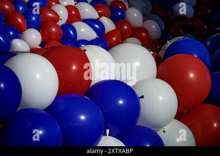 15 août 2024 : ballons, enveloppés dans des filets, autour du plancher de l'arène du United Center. Ils attendent d'être élevés au plafond, pour tomber à la fin de la Convention nationale démocrate la semaine prochaine (crédit image : © Chris Riha/ZUMA Press Wire) USAGE ÉDITORIAL SEULEMENT! Non destiné à UN USAGE commercial ! Banque D'Images