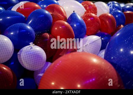 15 août 2024 : ballons, enveloppés dans des filets, autour du plancher de l'arène du United Center. Ils attendent d'être élevés au plafond, pour tomber à la fin de la Convention nationale démocrate la semaine prochaine (crédit image : © Chris Riha/ZUMA Press Wire) USAGE ÉDITORIAL SEULEMENT! Non destiné à UN USAGE commercial ! Banque D'Images