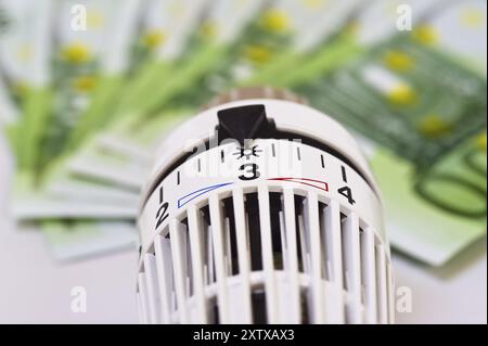 Photo symbolique des coûts d'énergie, vanne de chauffage et billets en euros, studio Banque D'Images