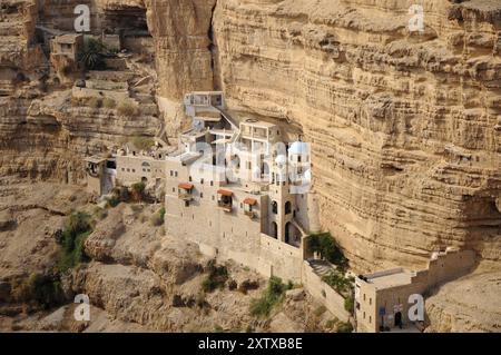 Monastère orthodoxe Saint Georges est situé à Wadi Qelt. Le sixième siècle accroché à flanc de falaise, avec son ancienne chapelle et jardins, est toujours inhabite Banque D'Images