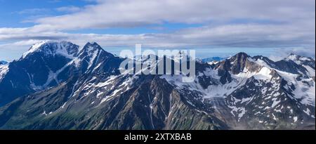 haut paysage montagneux, vue sur les sommets montagneux et les glaciers Banque D'Images