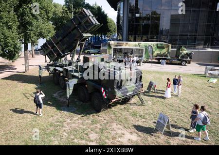 Dresde, Allemagne. 16 août 2024. Le système de défense aérienne Patriot est exposé sur une zone ouverte devant le parlement de l'État dans le cadre du Festival de la ville de Dresde. La Bundeswehr en Saxe présente l'équipement militaire sur le 'Blue Light Mile' du festival. Crédit : Sebastian Kahnert/dpa/Alamy Live News Banque D'Images