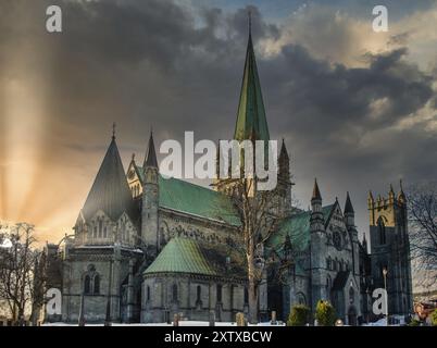 Cathédrale de Nidaros à Trondheim, en Norvège, au coucher du soleil avec une lumière du soleil et un ciel nuageux Banque D'Images