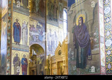 Fresque représentant Jésus et les Saints dans l'Église du Sauveur du sang versé à Saint-Pétersbourg Banque D'Images