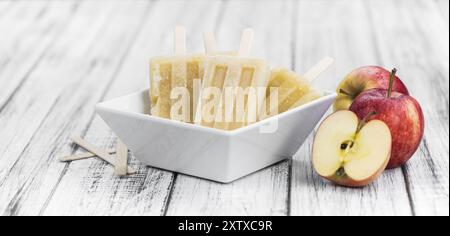 Apple Popsicles sur une vieille table en bois (gros plan, mise au point sélective) Banque D'Images