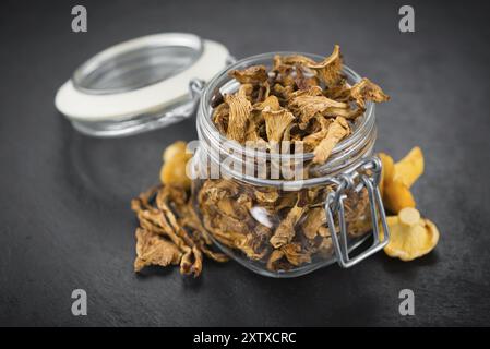 Partie de chanterelles séchées sur une dalle d'ardoise rustique, portrait, close-up shot Banque D'Images