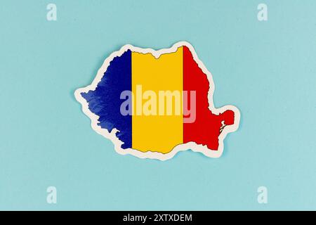 Carte Roumanie avec couleurs de drapeau sur fond bleu clair Banque D'Images