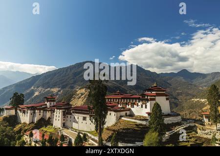 Vue sur la Trongsa Dzong par une journée ensoleillée avec le ciel bleu Banque D'Images