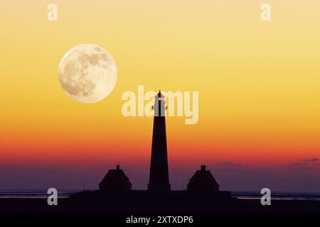 Le phare de Westerhever avec pleine lune, Westerhever, Schleswig-Holstein, République fédérale d'Allemagne Banque D'Images