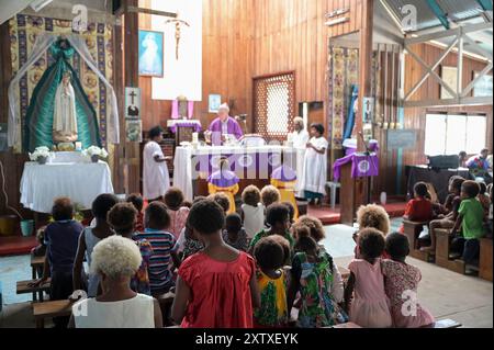 PAPOUASIE-NOUVELLE-GUINÉE, Madang, village Riwo, messe dans l'église catholique, prêtre SVD et missionnaire d'Australie, la mission SVD a commencé pendant l'époque coloniale allemande / PAPUA NEUGUINEA, Madang, Dorf Riwo, katholische Kirche, Messe am Sonntag, SVD Priester aus australien, die SVD Steyler Mission begann hier während der deutschen Kolonialzeit ihre Arbeit Banque D'Images