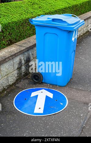 Poubelle résidentielle sur un trottoir en attente d'être vidée, Écosse, Royaume-Uni, Europe Banque D'Images