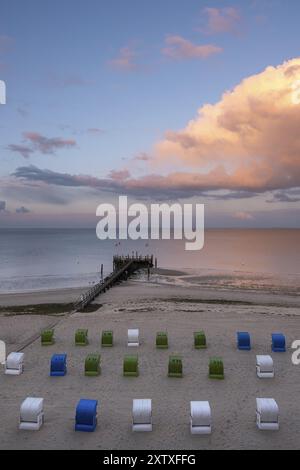 Jetée et chaises de plage sur la côte de la mer du Nord, lumière du soir, Wyk, Foehr, île de la mer du Nord, Frise du Nord, Schleswig-Holstein, Allemagne, Europe Banque D'Images