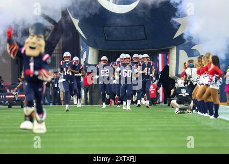 15 août 2024 ; Foxborough, ma, États-Unis; les Patriots de la Nouvelle-Angleterre prennent le terrain avant le match de pré-saison de la NFL entre les Eagles de Philadelphie et les Patriots de la Nouvelle-Angleterre à Foxborough, Massachusetts. Anthony Nesmith/CSM Banque D'Images