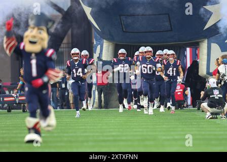 15 août 2024 ; Foxborough, ma, États-Unis; les Patriots de la Nouvelle-Angleterre prennent le terrain avant le match de pré-saison de la NFL entre les Eagles de Philadelphie et les Patriots de la Nouvelle-Angleterre à Foxborough, Massachusetts. Anthony Nesmith/CSM Banque D'Images