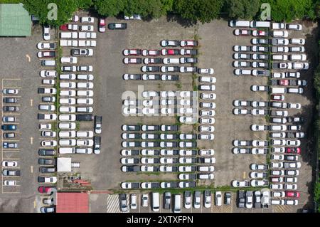 Voitures neuves au parking de la concession au-dessus de la vue du drone supérieur Banque D'Images