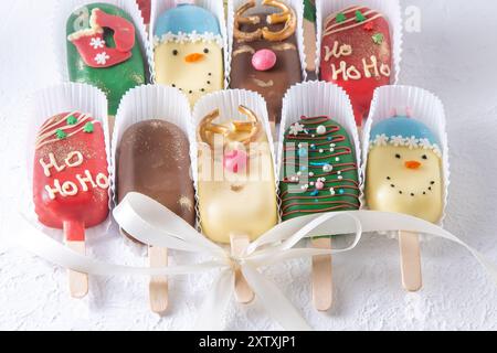 Cakesicles maison. Nourriture de Noël. Bonbons sucrés. Bonhomme de neige et cher Banque D'Images