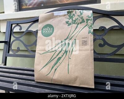 ÉTATS-UNIS. 28 juillet 2024. Sac en papier d'épicerie de Whole Foods Market livré sur un banc décoratif en métal à l'extérieur d'une maison, Lafayette, Californie, le 28 juillet 2024. (Photo Smith Collection/Gado/Sipa USA) crédit : Sipa USA/Alamy Live News Banque D'Images