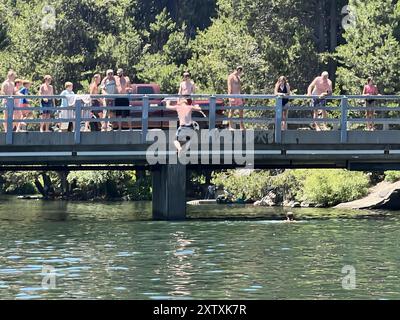 Truckee, États-Unis. 05 juillet 2024. Les gens profitent d'une journée ensoleillée sur le lac donner, certains sautant d'un pont dans l'eau, South Shore Drive, Truckee, Californie, 5 juillet, 2024. (photo de Smith Collection/Gado/SIPA USA) crédit : SIPA USA/Alamy Live News Banque D'Images