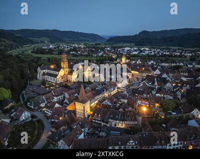 La vieille ville de Gengenbach à l'heure bleue, avec le Haigeracher Tor, ancienne abbaye bénédictine, église de la ville et Kinzigtor, sites et monuments de Ge Banque D'Images