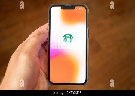 ÉTATS-UNIS. 12 juillet 2024. Main d'une personne tenant un iPhone et utilisant l'application Starbucks, Lafayette, Californie, 12 juillet 2024. (Photo Smith Collection/Gado/Sipa USA) crédit : Sipa USA/Alamy Live News Banque D'Images