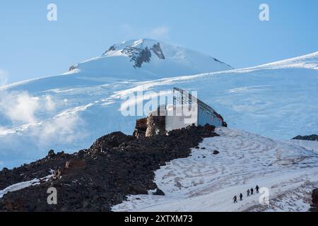 Elbrus, Russie - 01 août 2024 : Auberge de montagne Shelter of Eleven sur Elbrus en cours de restauration après un incendie Banque D'Images