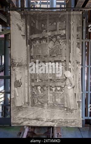 Photographie ancienne des années 1920 montrant des mineurs de charbon dans une cage d'ascenseur / ascenseur de mine de charbon au musée de la mine de charbon le bois du Cazier, Marcinelle, Hainaut, Belgique Banque D'Images